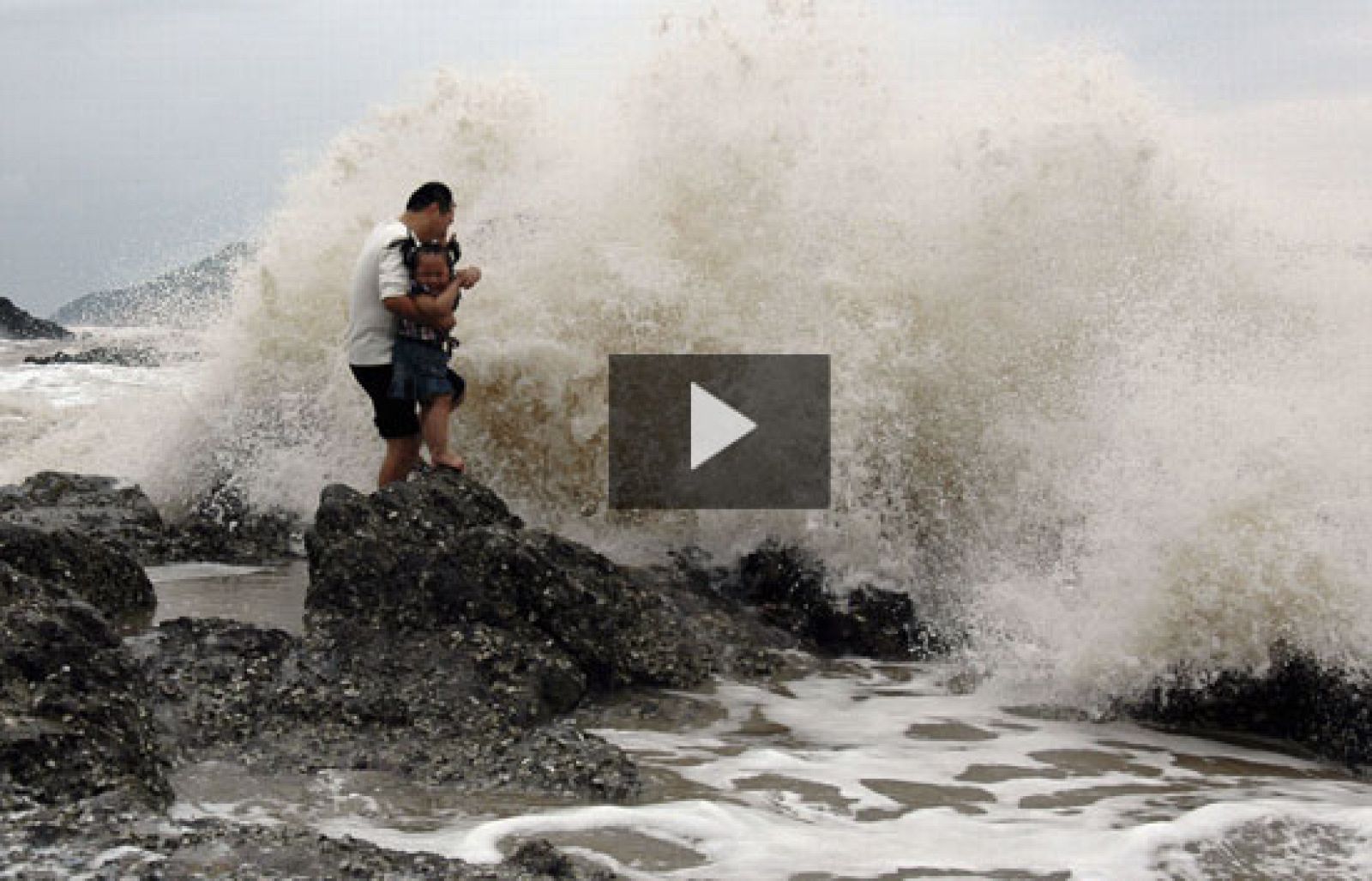 Taiwan sufre los efectos del tifón Jangmi que deja treinta y cinco personas heridas y miles de damnificados.