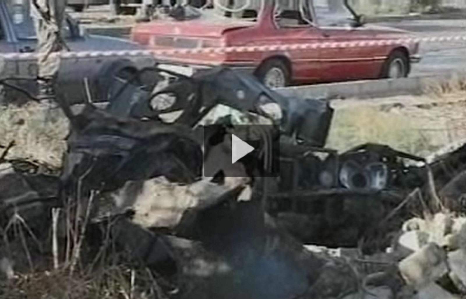  Atentado con coche bomba en el Líbano. La explosión de esta mañana, que ha dejado 5 muertos y decenas de heridos, se ha producido al paso de un autobús militar por la ciudad de Trípoli, escenario desde hace meses de combates entre grupos suníes y la minoría  alauí pro-siria. Hace tan solo dos días, otro atentado acababa con la vida de 17 personas en la capital de la vecina Siria, Damasco. Hasta el momento, nadie se ha atribuido la autoría de este atentado.