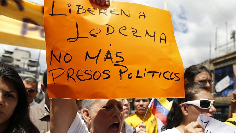 Cientos de personas y dirigentes de la oposición piden la liberación del alcalde de Caracas