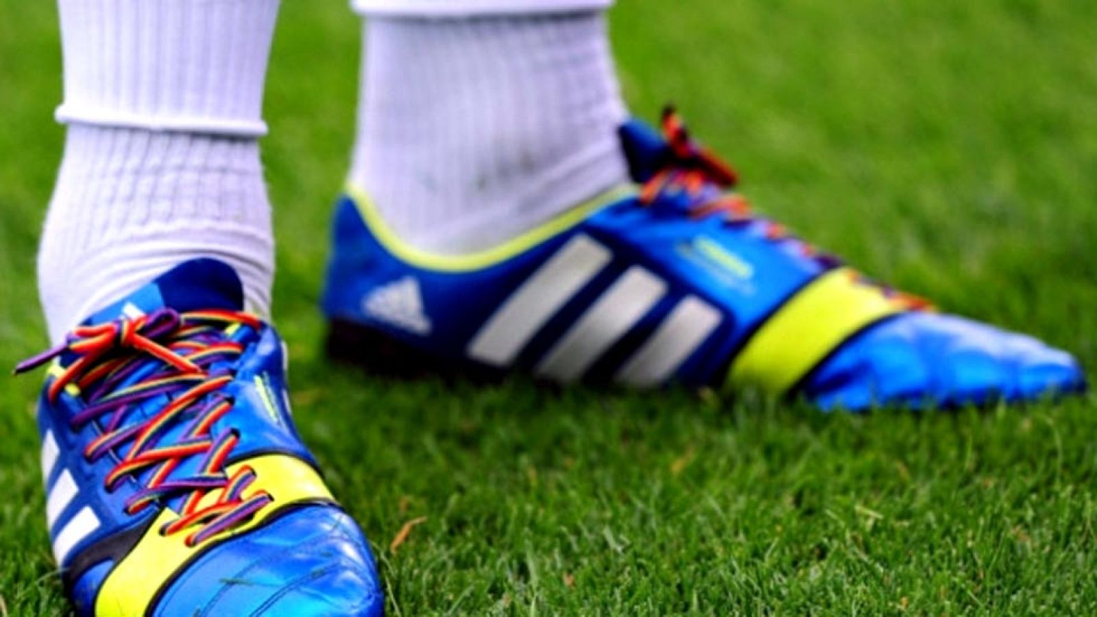 Este simple gesto de atarse unos cordones contribuye a luchar contra la homofobia. De estreno en España, esta campaña no es nueva en Europa aunque con suerte diferente. En Inglaterra cerca de 1000 futbolistas se calzaron las botas con los cordones ar