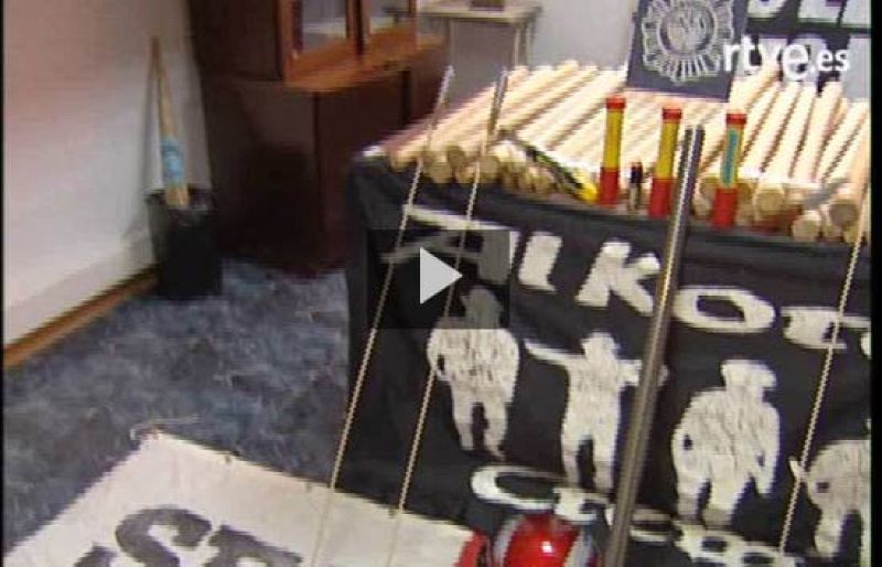 42 palos,4 cohetes, una barra de hierro y bengalas 