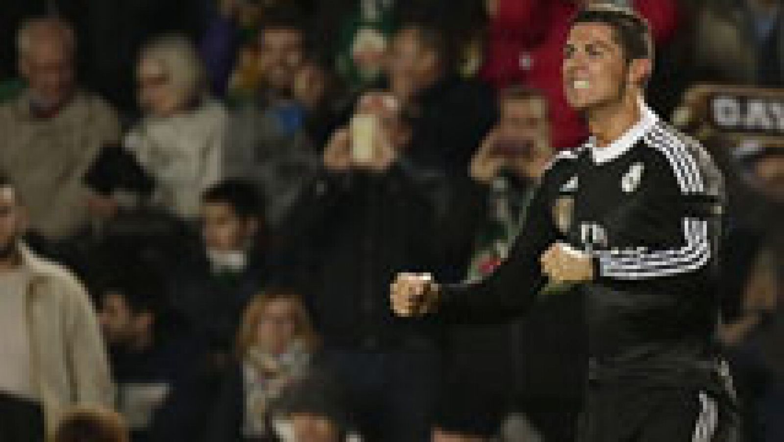 Los goles de Benzema y Cristiano Ronaldo ha dado la victoria al Real Madrid en el Martínez Valero, donde ha reforzado su condición de líder del campeonato liguero.