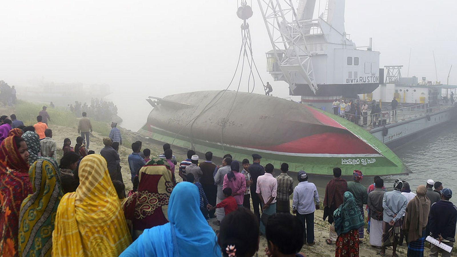 Mueren al menos 68 personas en el naufragio de un ferry en Bangladesh - Informativo 24h | Ver