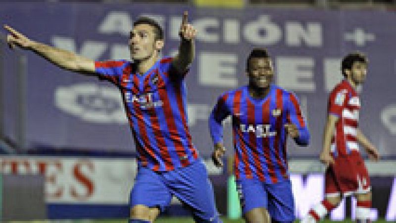 El Levante se impuso en un duelo agónico contra el Granada gracias a los goles de Camarasa y Barral en los últimos minutos del partido.