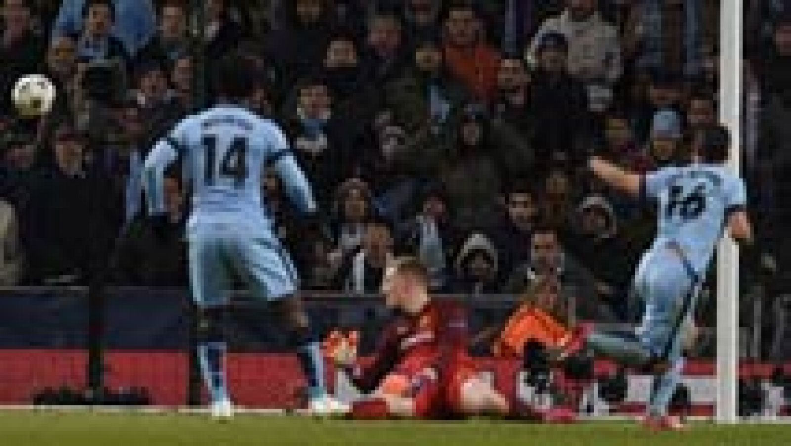 El delantero del Manchester City Sergio 'Kun' Agüero ha marcado ante el FC Barcelona el 1-2, tras una jugada colectiva. El argentino ha conseguido colarse entre los centrales para batir a Ter Stegen.