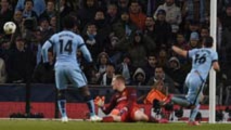 El delantero del Manchester City Sergio 'Kun' Agüero ha marcado ante el FC Barcelona el 1-2, tras una jugada colectiva. El argentino ha conseguido colarse entre los centrales para batir a Ter Stegen. 