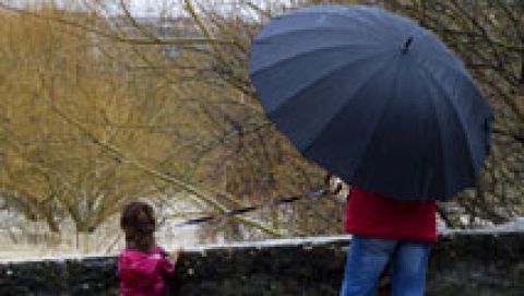 Lluvias persistentes en País Vasco y Pirineos, y continúa el viento