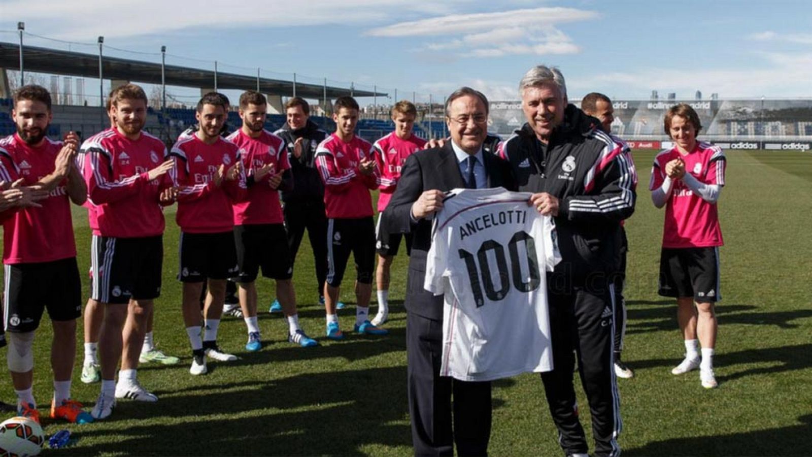 Florentino Pérez homenajea a Ancelotti y a Casillas | Ver