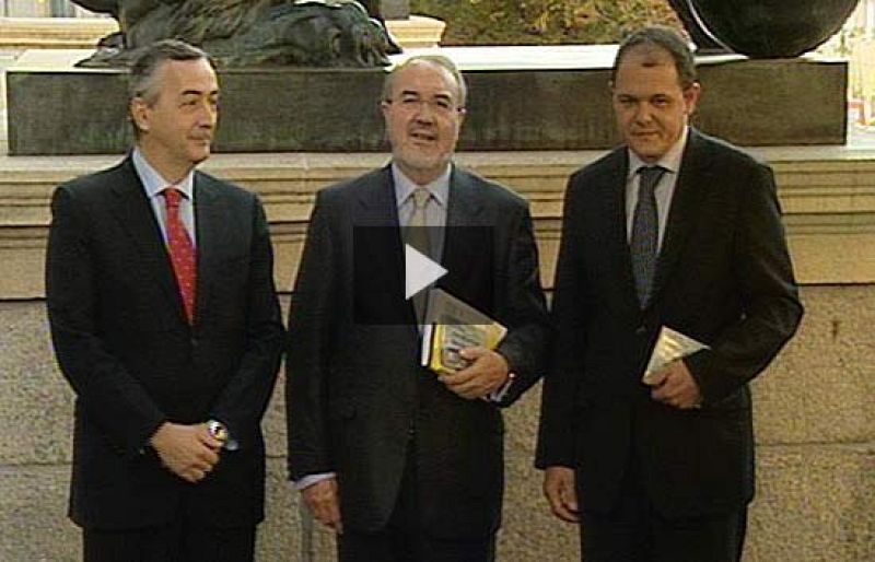 El ministro de Economía y Hacienda, Pedro Solbes, entrega el Proyecto de Presupuestos para 2009 en el Congreso de los Diputados 