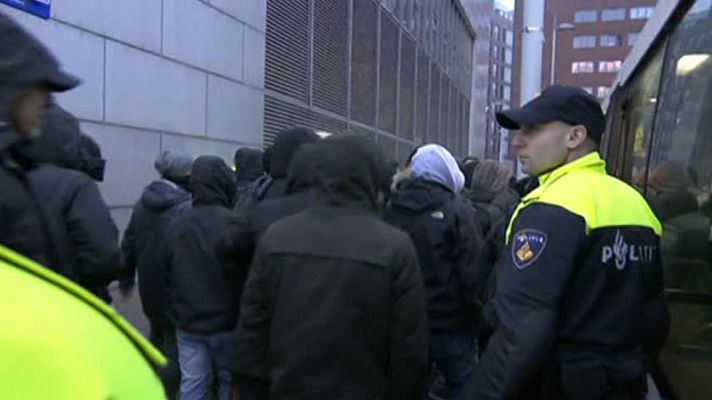 Telediario 1 - La policía holandesa detiene a 18 aficionados del Feyenoord y la Roma