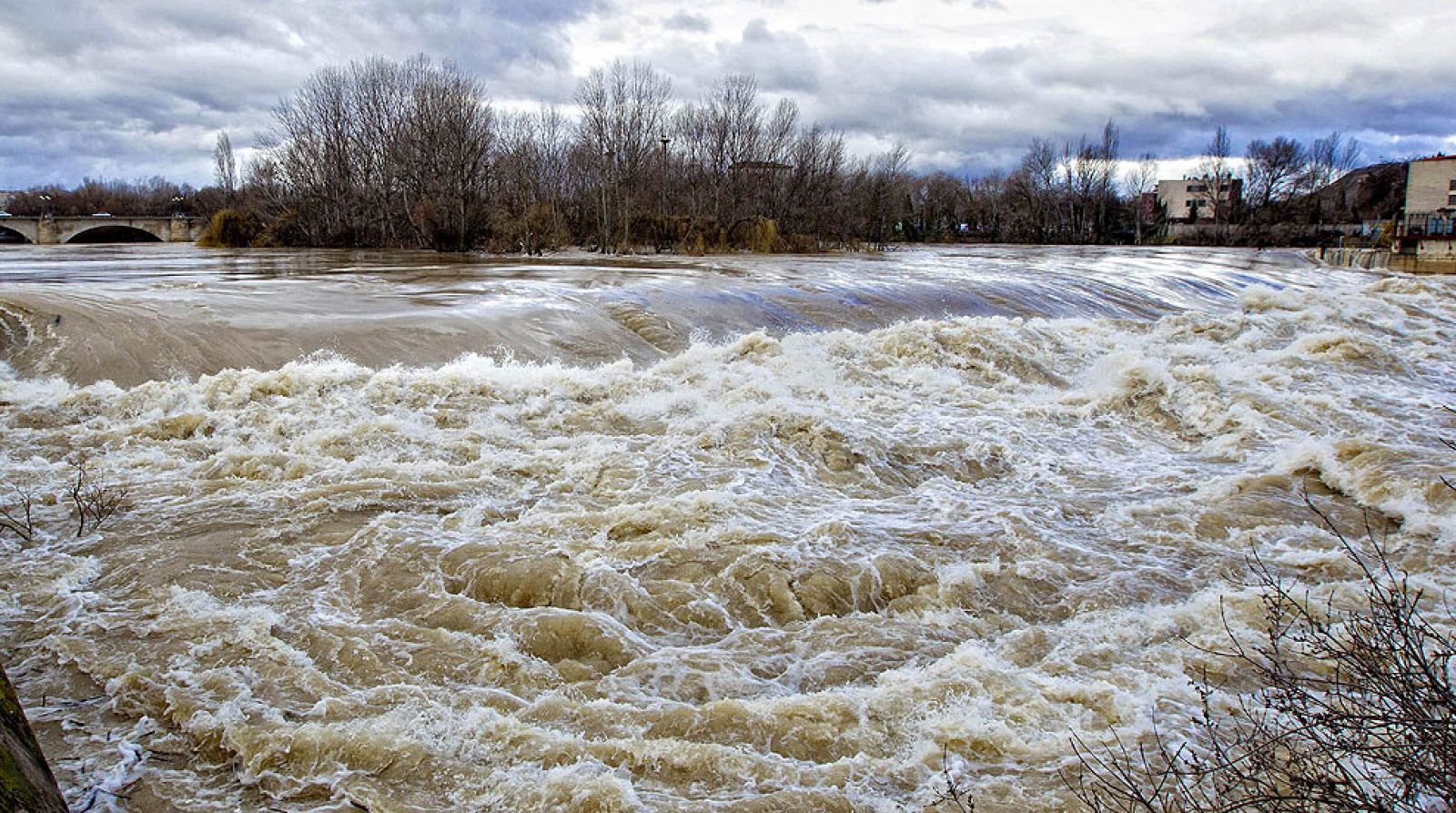 La crecida del río Ebro en Navarra supera Castejón y se aproxima a Tudela