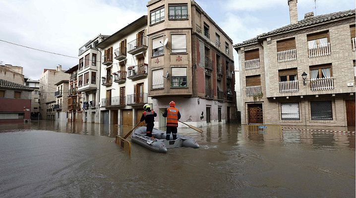 Informativo 24h - El Ebro se desborda a su paso por Tudela e inunda varias calles del casco viejo