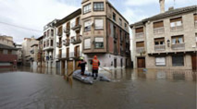 El Ebro se desborda a su paso por Tudela e inunda varias calles del casco viejo