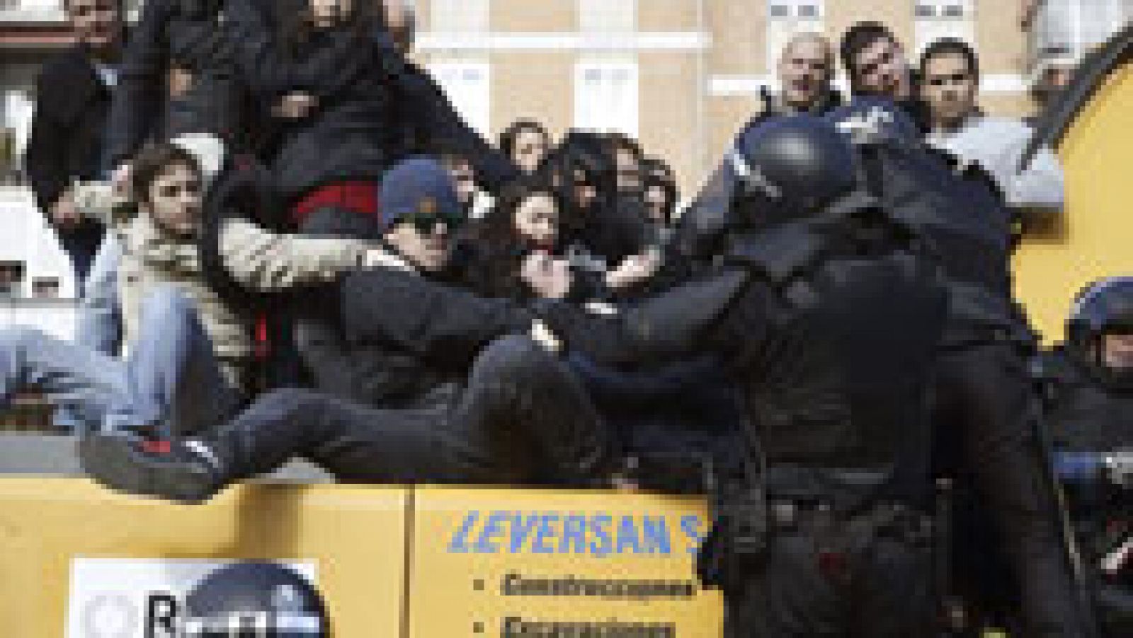 Telediario 1: Al menos 11 detenidos durante un desalojo en Madrid | RTVE Play