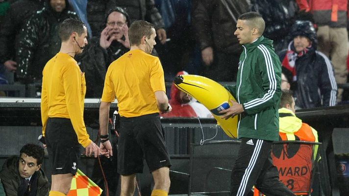 Telediario 1 - La afición del Feyenoord y su gesto racista contra Gervinho