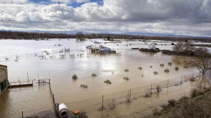 Telediario 1 - Cientos de personas desalojadas por la crecida del Ebro