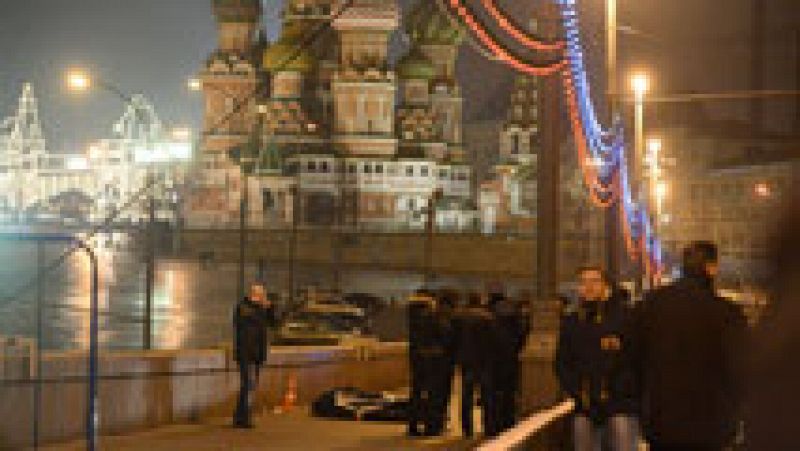 Los seguidores de Boris Nemsov han dejado flores en el Gran Puente de Piedra de Moscú