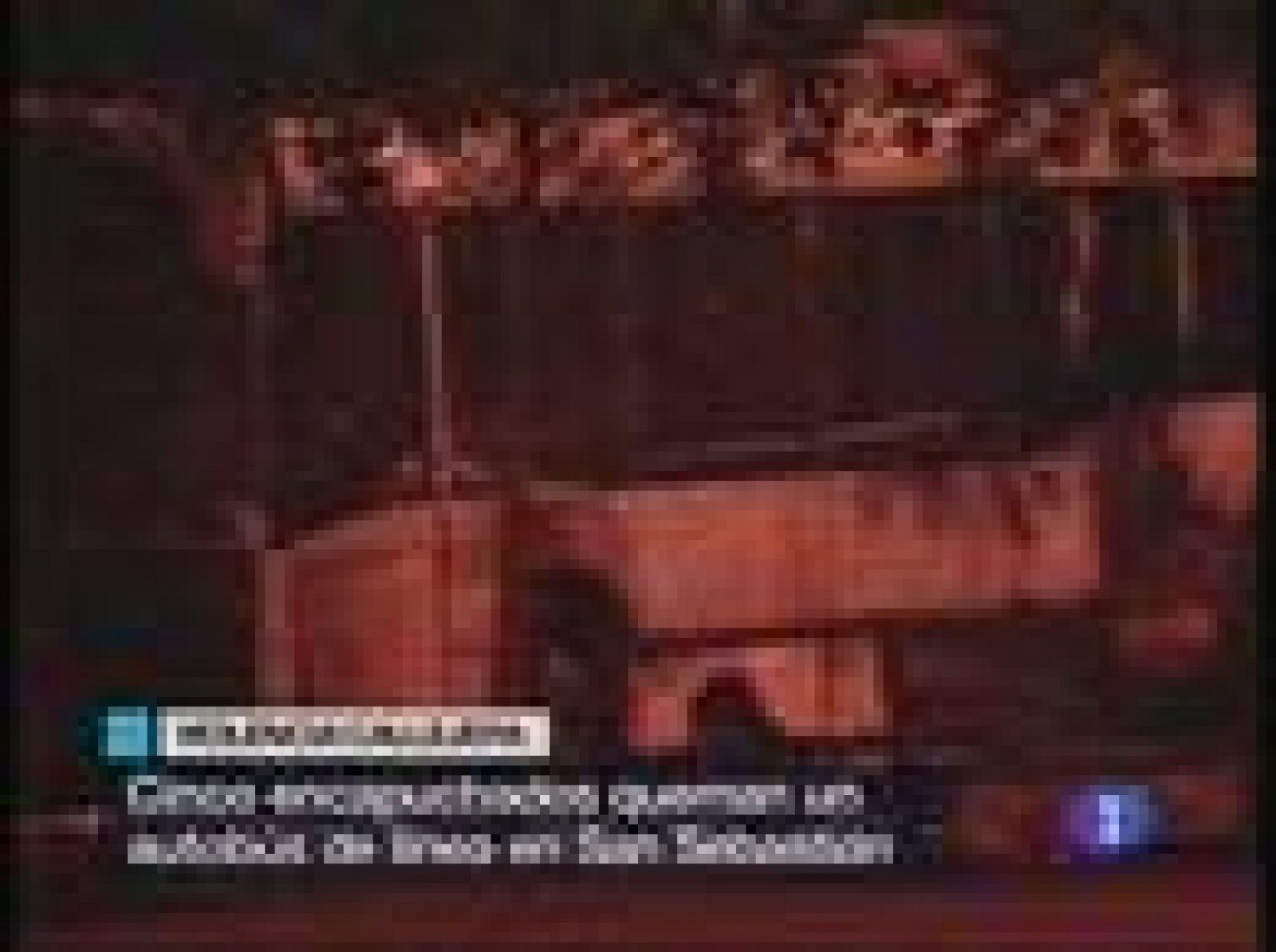 Anoche, en San Sebastián, varios encapuchados incendiaron un autobús de línea | Ver