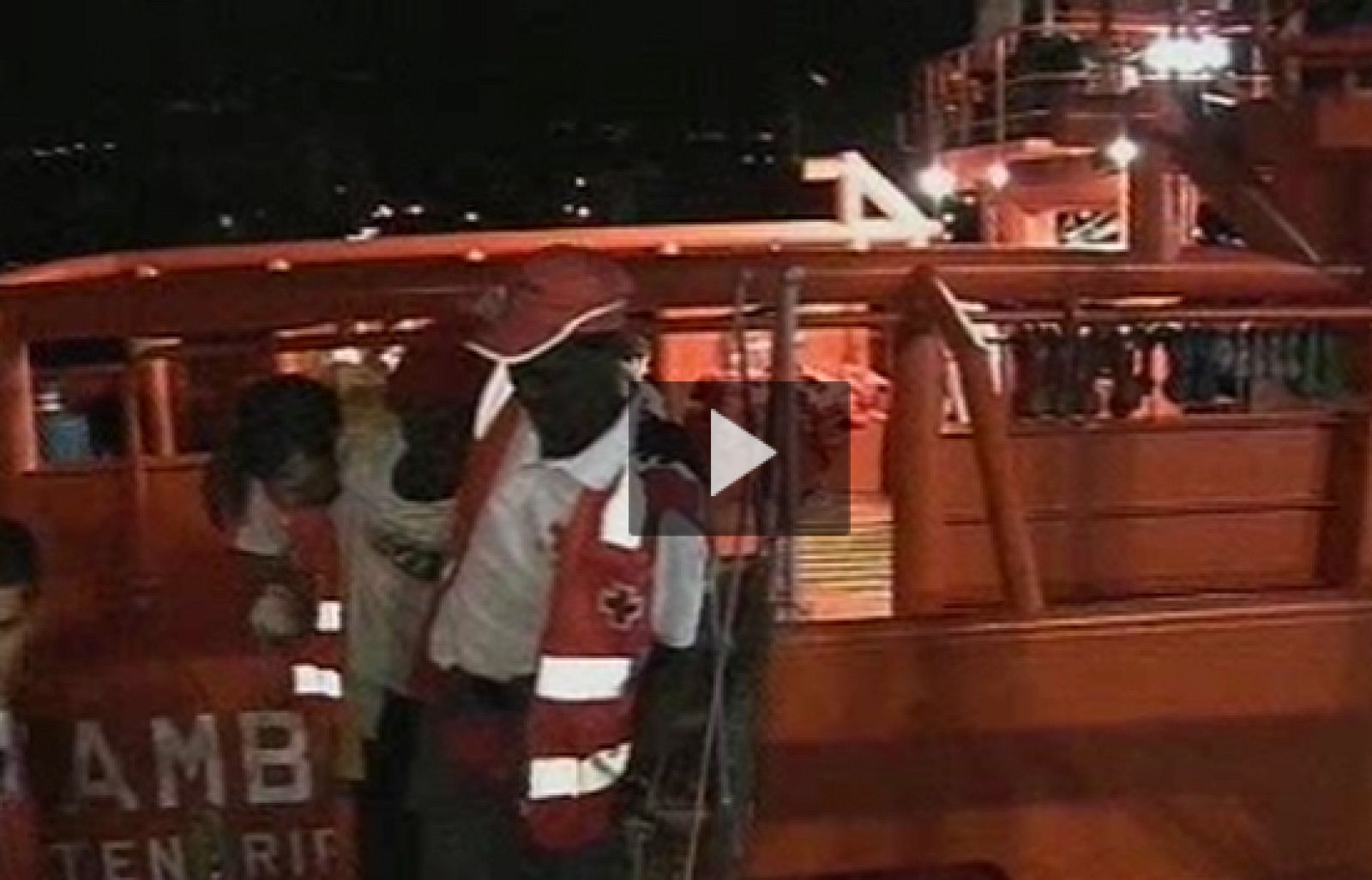 Es la embarcación más llena que se ha visto arribar a las costas españolas. Ha llegado esta madrugada a Tenerife, al Puerto de los Cristianos. 