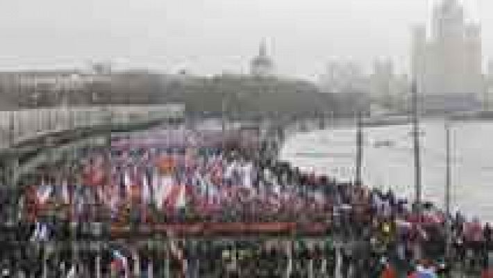 Miles de personas marchan en Moscú en homenaje a Nemtsov