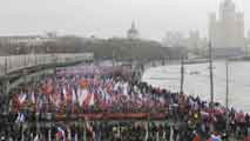Miles de personas marchan en Moscú en homenaje a Boris Nemtsov
