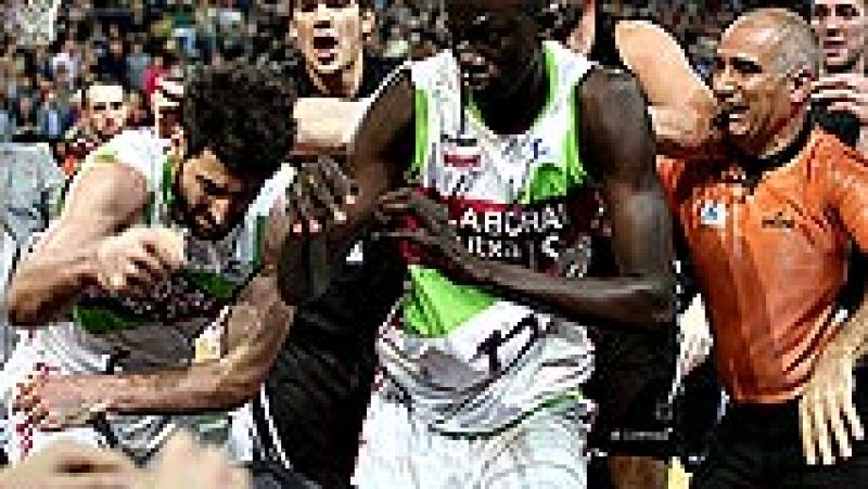 La ACB ha condenado en un comunicado oficial "los lamentables sucesos" acaecidos en el final del partido entre el Bilbao Basket y el Laboral Kutxa y repudia "enérgicamente la violencia", reafirmando "el valor del juego limpio y la deportividad en la 