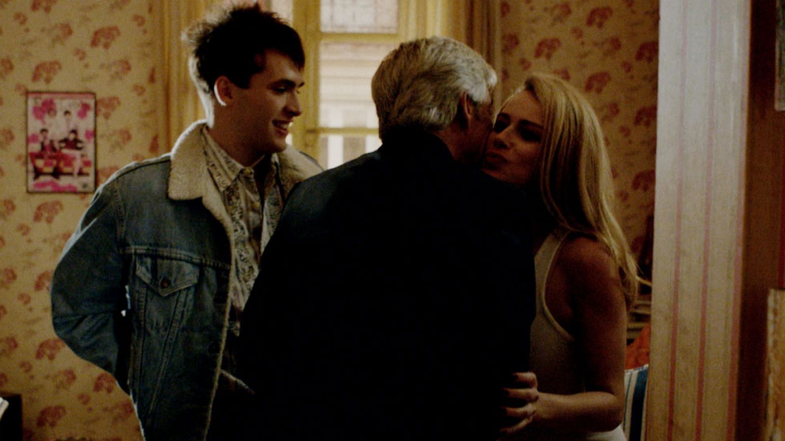 Cuéntame cómo pasó - ¡Antonio conoce a Nuka en bragas!