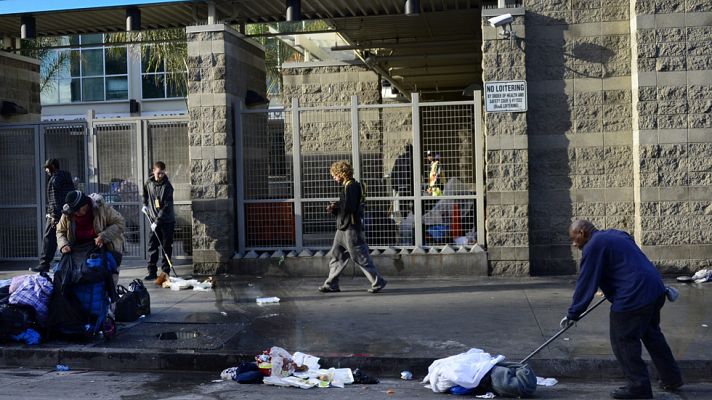 Telediario 1 - La policía de Los Ángeles mata a tiros a un indigente