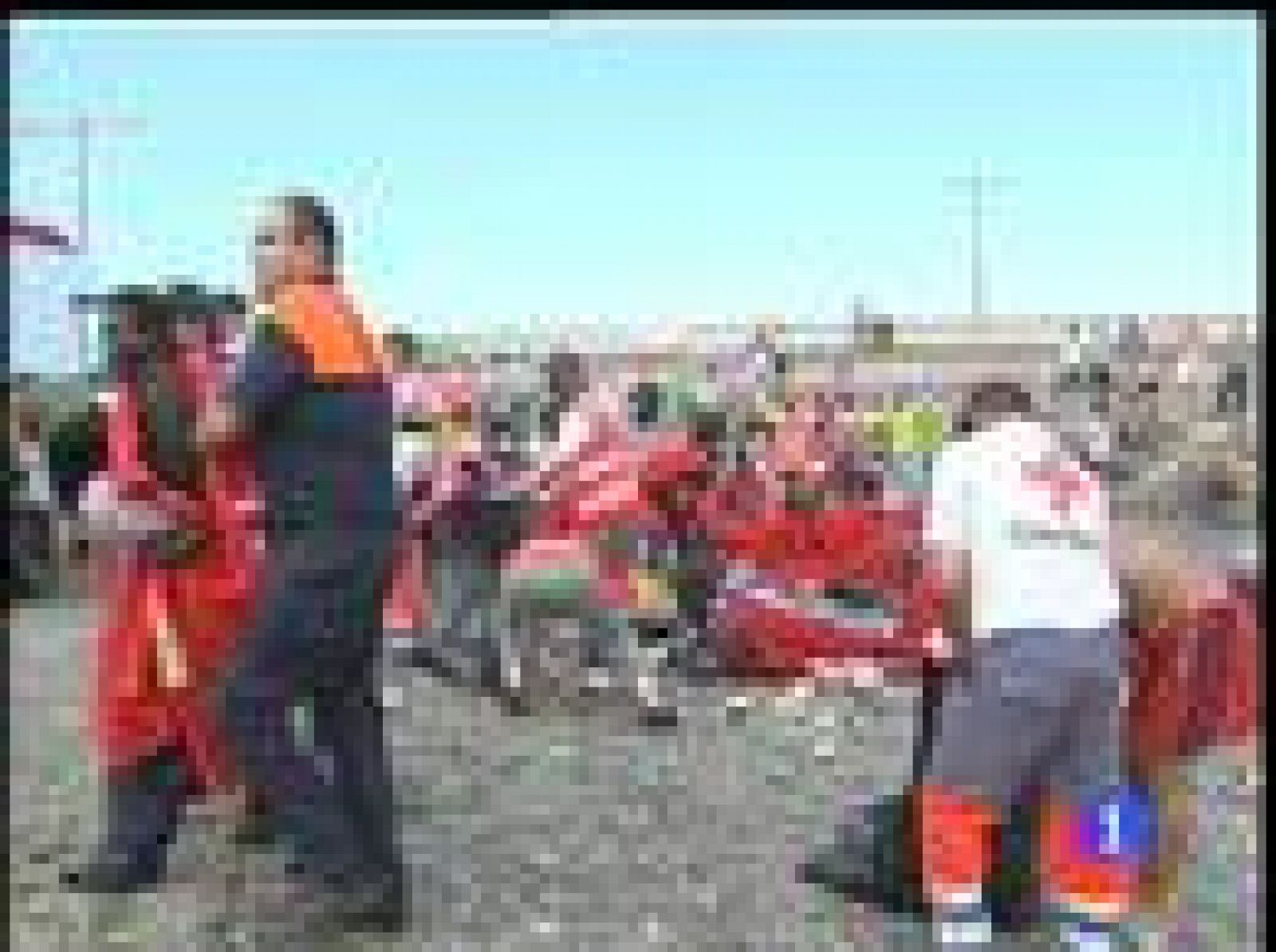 La pasada noche llegó al Puerto de los Cristianos, en Tenerife, un cayuco con 230 inmigrantes. Hoy han llegado otros 96 a la playa de Pozo Izquierdo, en Gran Canaria.