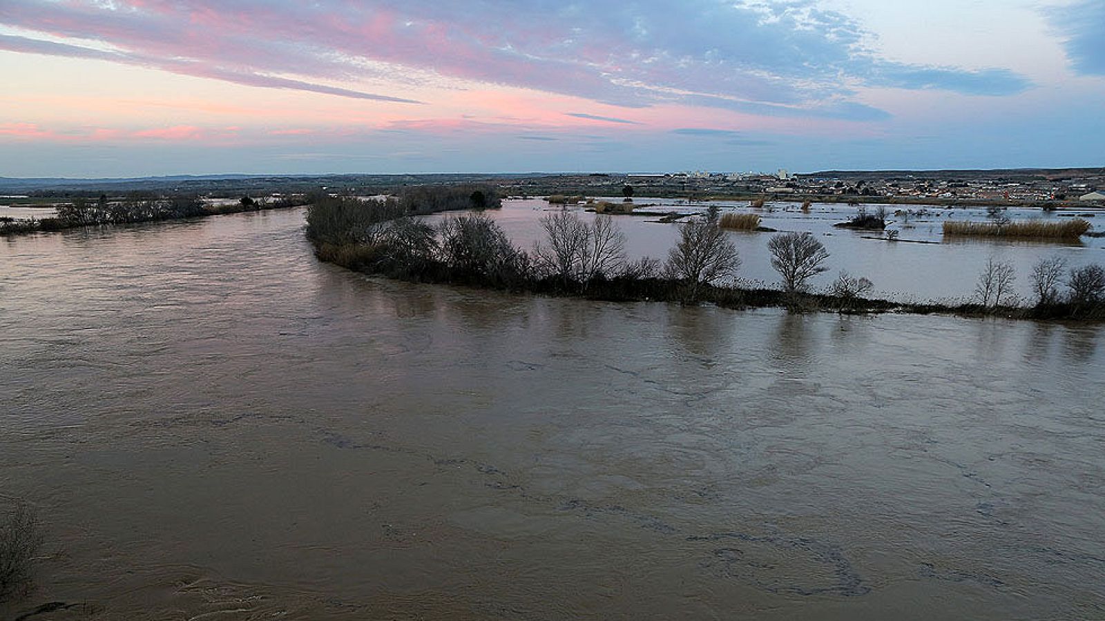 Los desayunos: Los pueblos de la ribera del Ebro de Zaragoza, más tranquilos por el descenso del río | RTVE Play