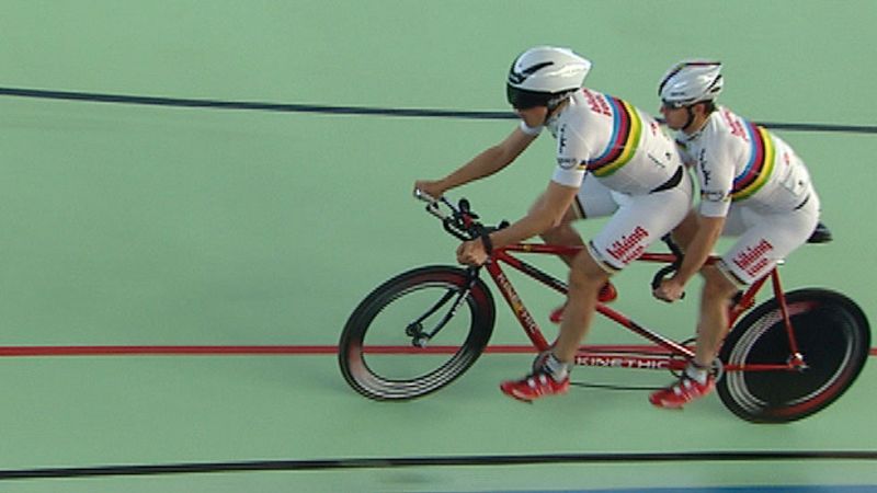 Carlos González y Noel Martín, campeones del mundo de ciclismo adaptado, han conseguido un patrocinador para su maillot arcoiris. Un impulso que esperan les lleve en volandas a Río 2016.