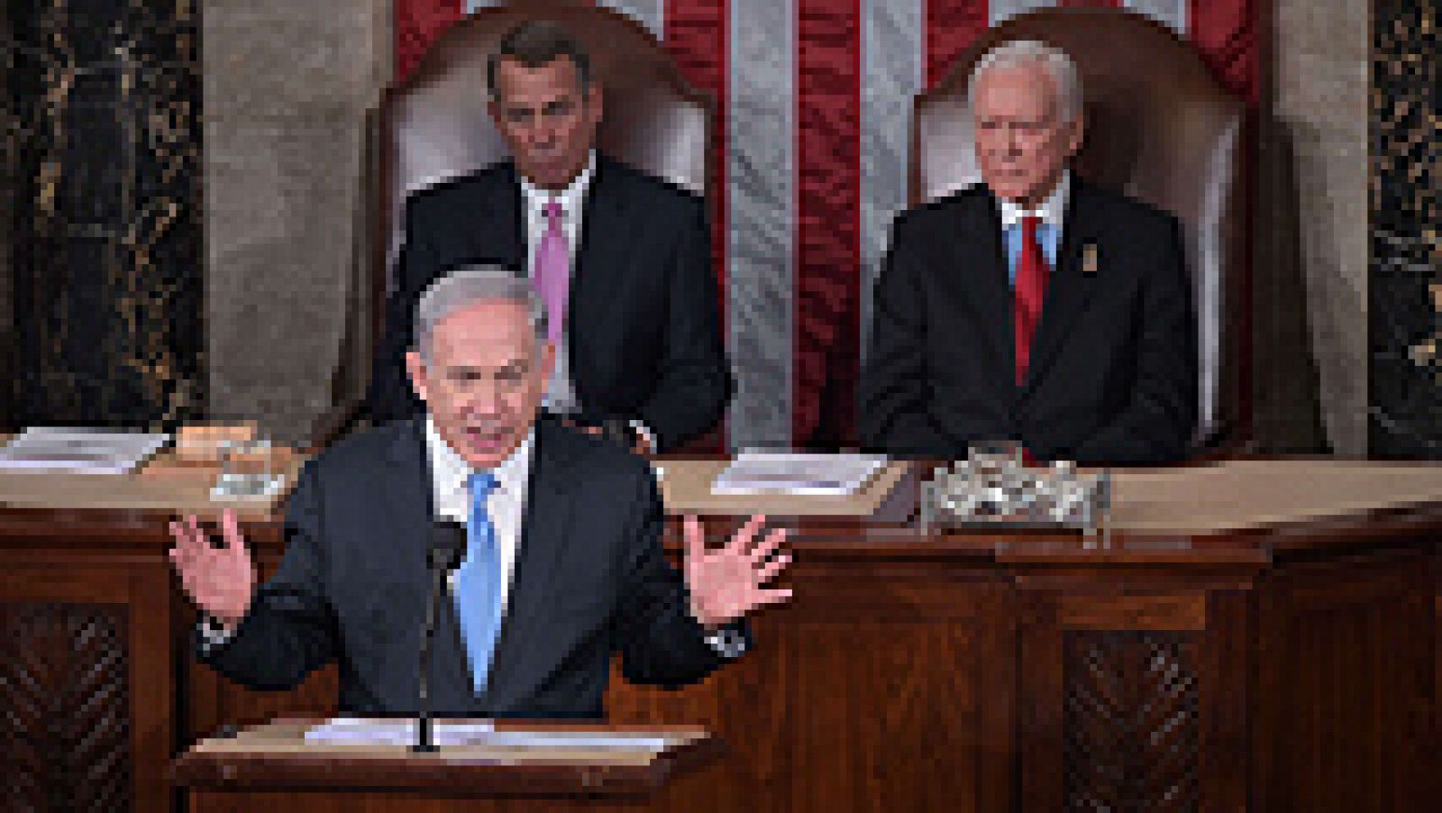 El primer ministro israelí, Benjamin Netanyahu, ha asegurado en un discurso ante el Congreso de EE.UU. que la búsqueda de Irán de armas nucleares es ¿una amenaza para la supervivencia de Israel¿ y para "el mundo entero" y un acuerdo nuclear con el régimen iraní no evitará que consiga la bomba. El discurso de Netanyahu, el tercero que realiza como primer ministro israelí ante el pleno del Congreso, ha generado una gran polémica en EE.UU. ya que fue invitado directamente por el presidente de la Cámara de Representantes, sin tener en cuenta a la Casa Blanca, algo que ha provocado notables fricciones con la Administración del presidente Obama