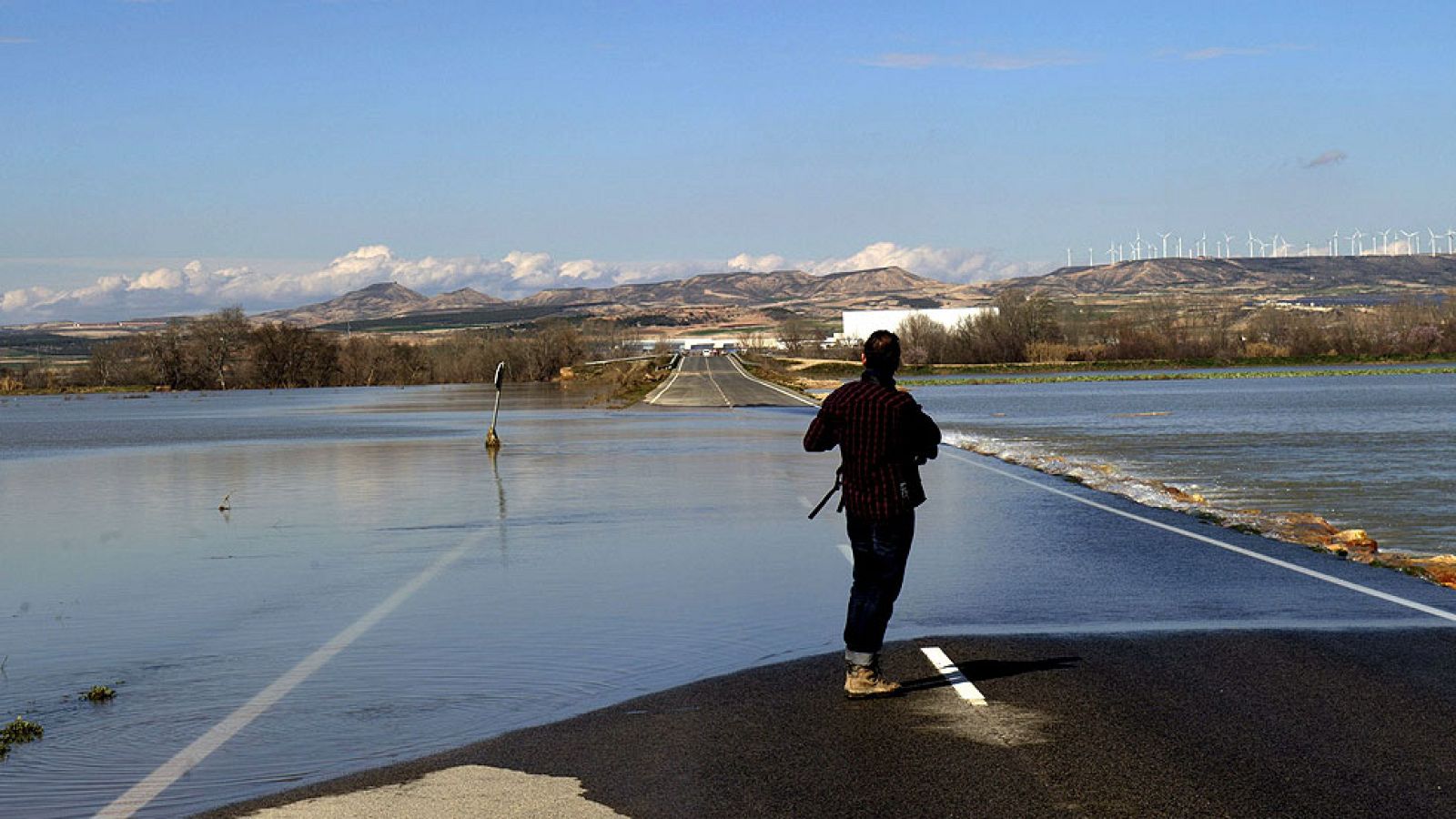 La crecida del Ebro entra en Cataluña tras anegar 45.000 hectáreas | Ver