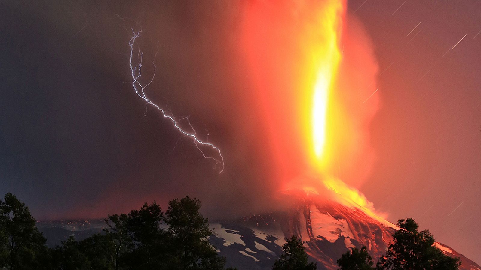El volcán chileno Villarrica entra en erupción y las autoridades evacuan las localidades cercanas | Ver