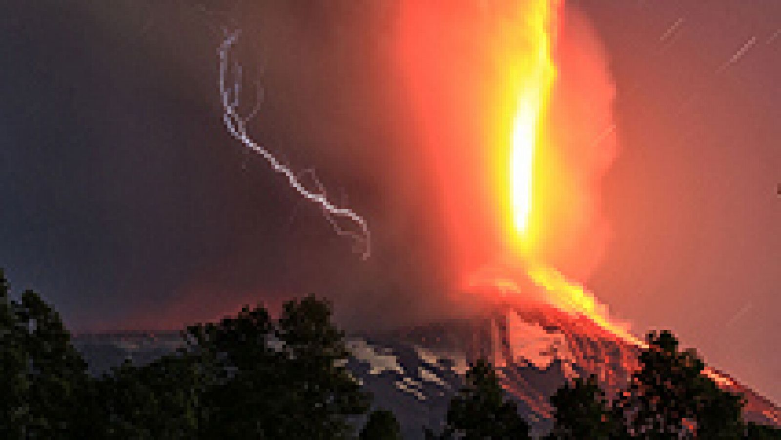 Telediario 1: El volcán chileno Villarrica entra en erupción y las autoridades evacuan las localidades cercanas | RTVE Play
