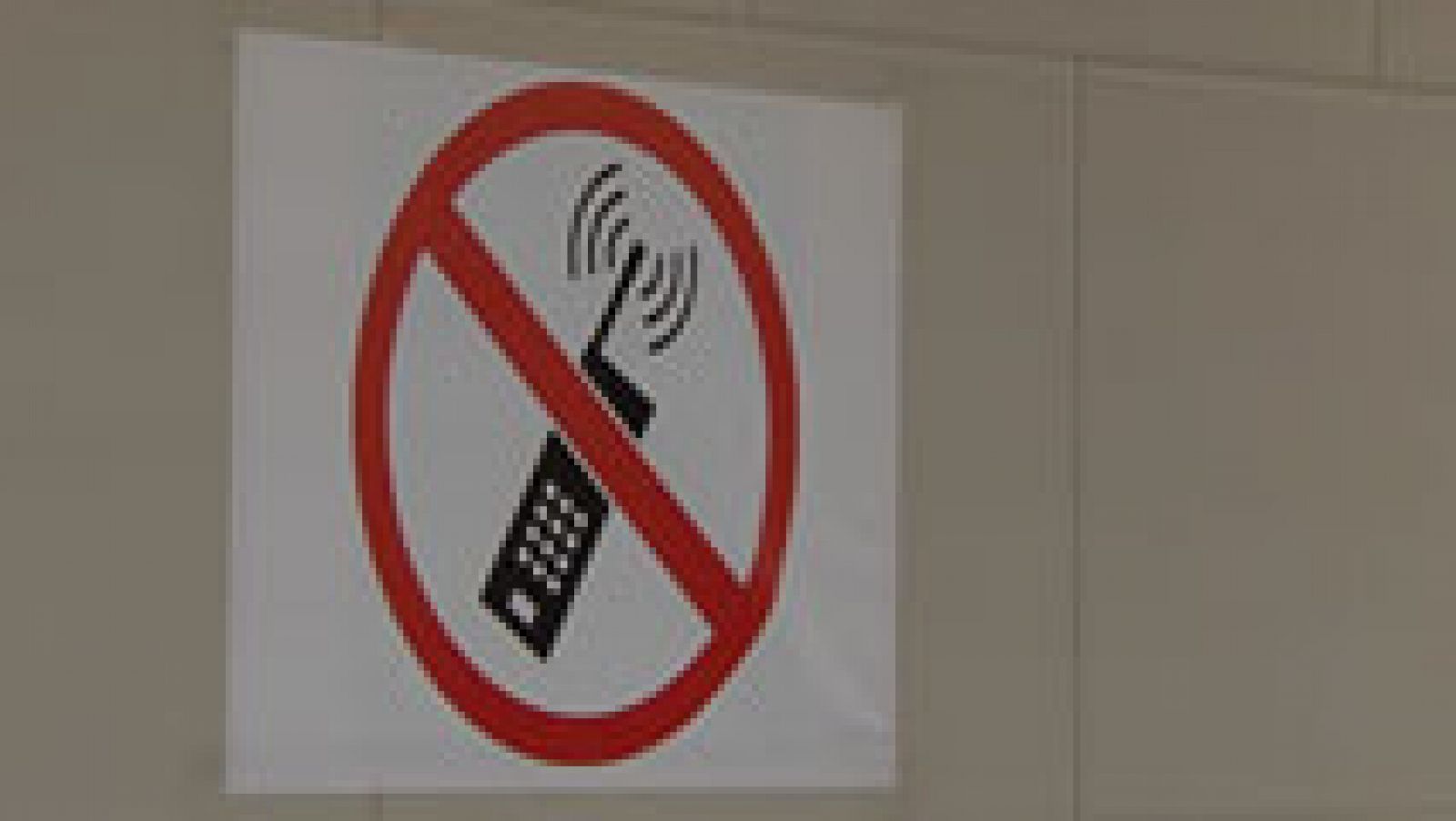 Telediario 1: Preocupación por el uso de los móviles en las aulas | RTVE Play