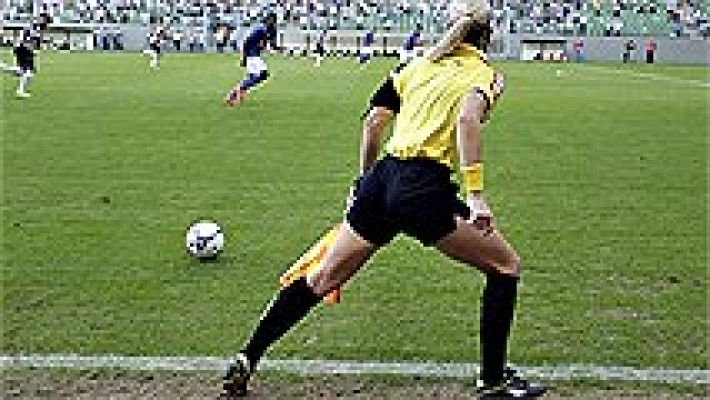 Telediario 1 - Los árbitros tildan de "burla" la multa de 50 ¿ por insultos sexistas a una juez de línea