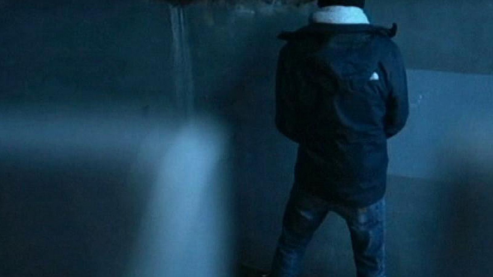 Vecinos de Hamburgo utilizan una pintura especial para disuadir a quienes orinan en las paredes | Ver