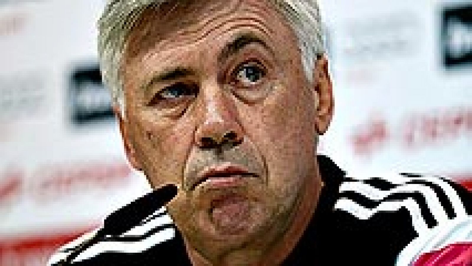 Carlo Ancelotti, entrenador del Real Madrid, dijo este viernes en rueda de prensa que se siente "respaldado" por su club tras los pitos que recibió de la afición blanca el pasado fin de semana y aseguró con ironía que su "mano floja" a lo largo de su