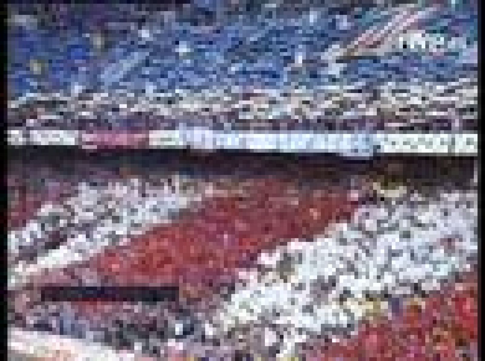 Los aficionados al fútbol de toda índole celebran el regreso de la Champions League al estadio del Atlético de Madrid, once años después. Las miradas puestas en los jugadores rojiblancos, y en su nueva estrella europea, el 'Kun' Agüero.