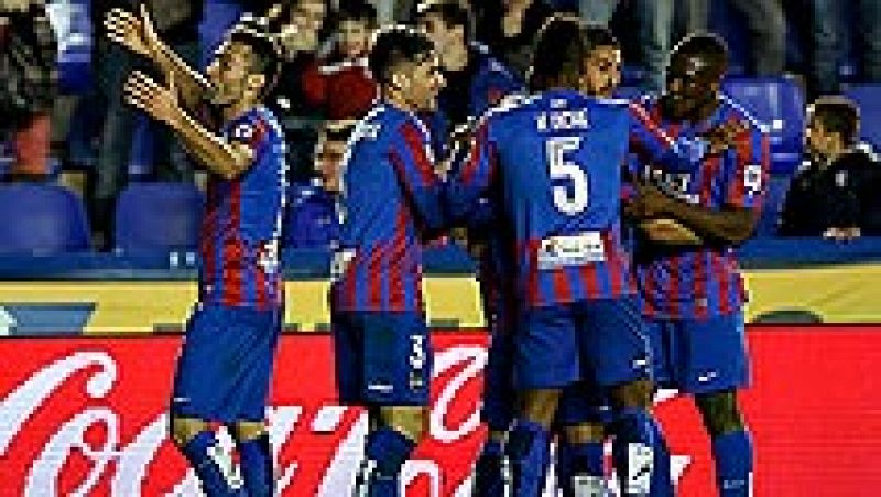 El Levante vence al Eibar 2-1 en el Ciudad de Valencia y sale de los puestos de descenso de forma momentánea. Los valencianos cierran este viernes con 25 puntos en el 16º lugar, mientras que los eibarreses se complican dos puntos más arriba.