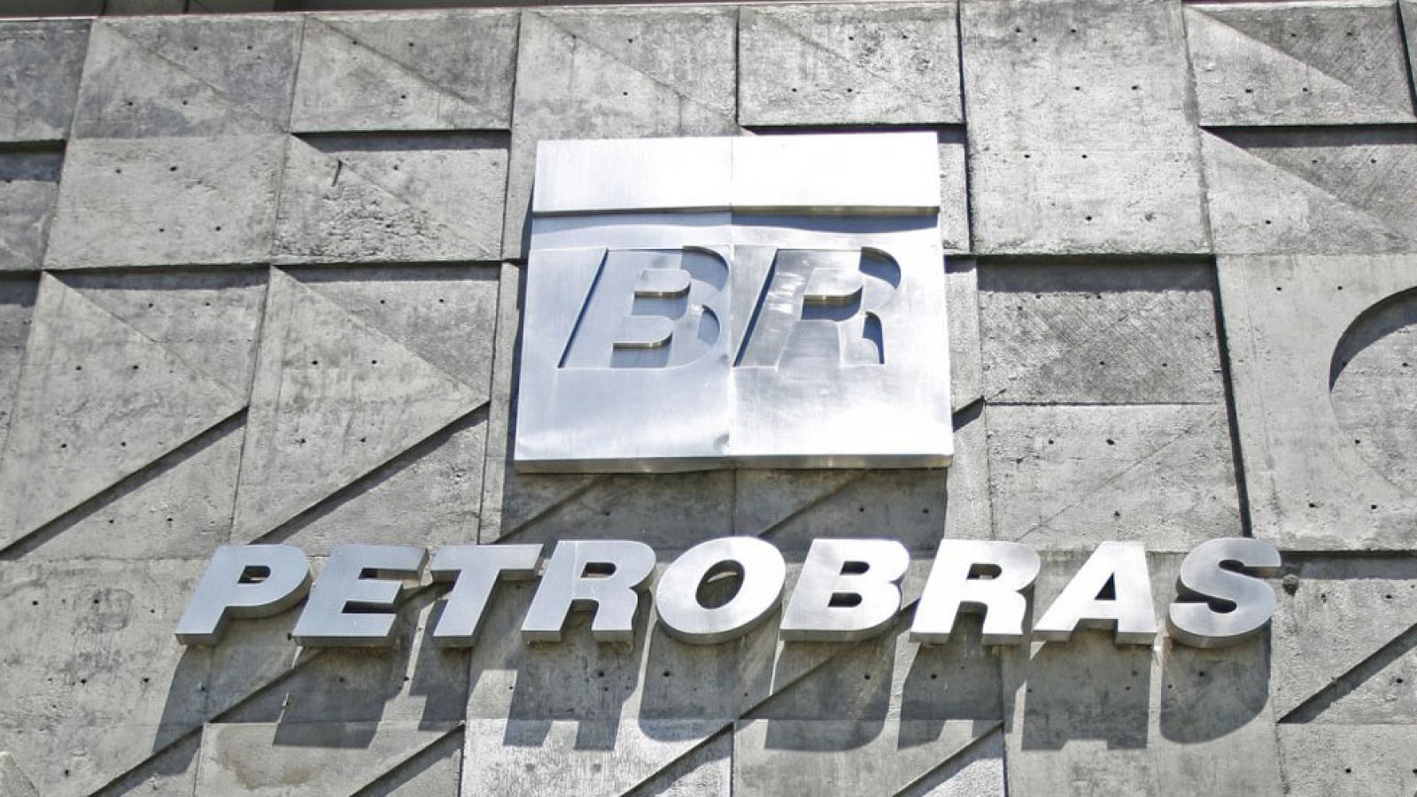 54 cargos públicos investigados en Brasil por Petrobás