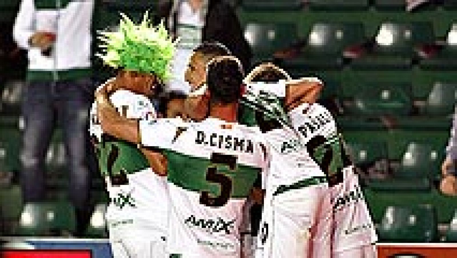 El Elche vence al Almería 1-0 en partido de la 26ª jornada de Liga. A doce para el final, los alicantinos consiguen salir de la zona de descenso, donde se quedan los andaluces separados por tres puntos (27 a 24).