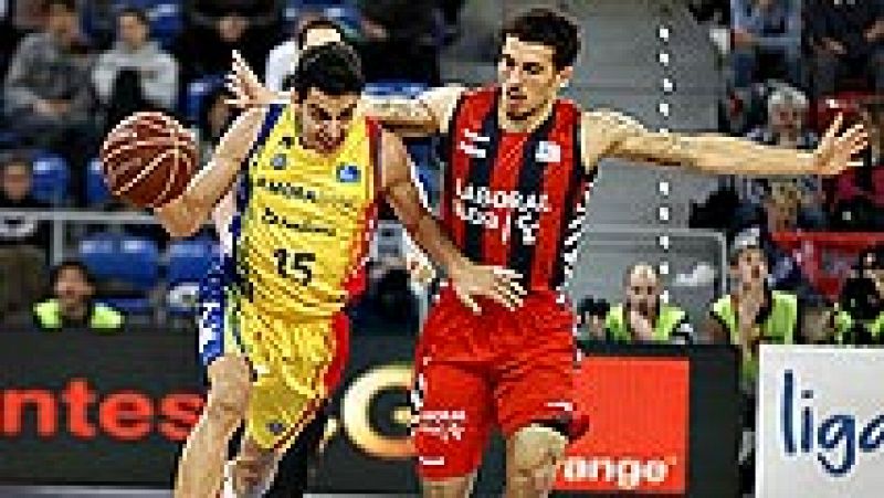 El Laboral Kutxa Baskonia suma su 12ª victoria de la temporada, para mantenerse en posiciones de Playoff al derrotar al MoraBanc Andorra (89-74). Los andorranos ganaban al descanso, pero los vitorianos apabullaron a su rival en el 3r cuarto. Causeur 