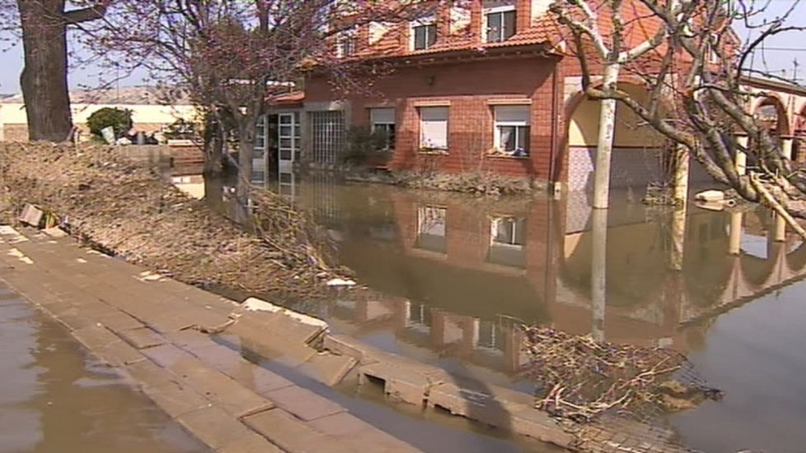 Los vecinos del Alfocea encuentran un paisaje desolador al volver a casa tras las inundaciones