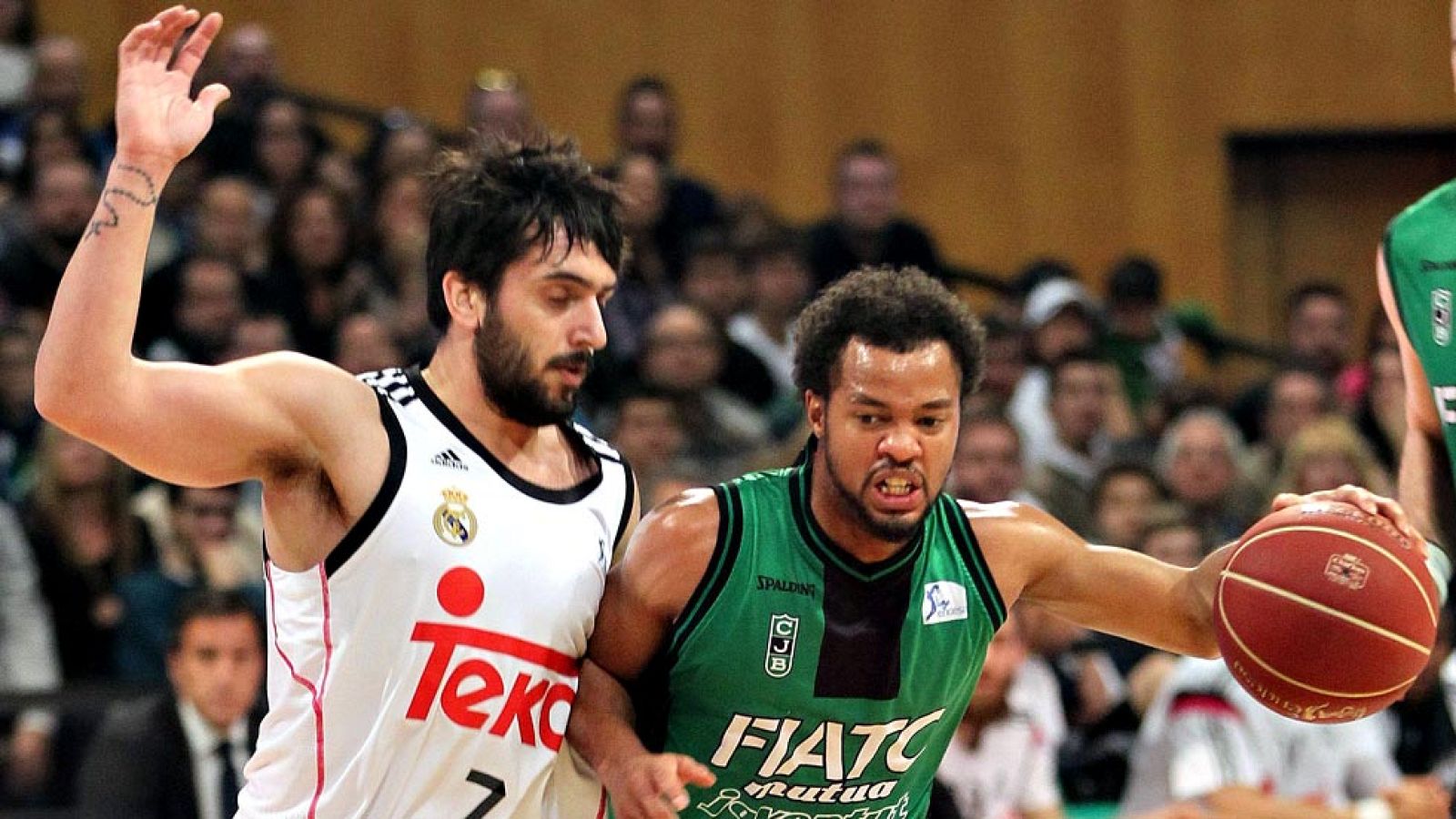 Un tiro libre anotado por Sergio Rodríguez a dos segundos del final dio un sufrido triunfo (80-81) al Real Madrid ante un FIATC Joventut que, como sucediera en la primera vuelta, se quedó muy cerca de dar la sorpresa.