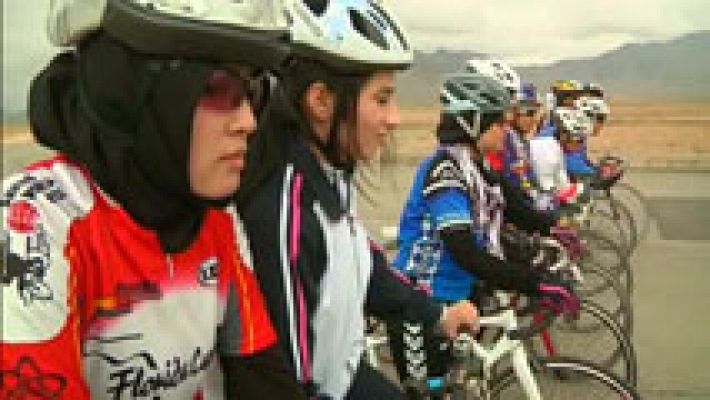 Mujeres afganas acortan las diferencias de género a golpe de pedal