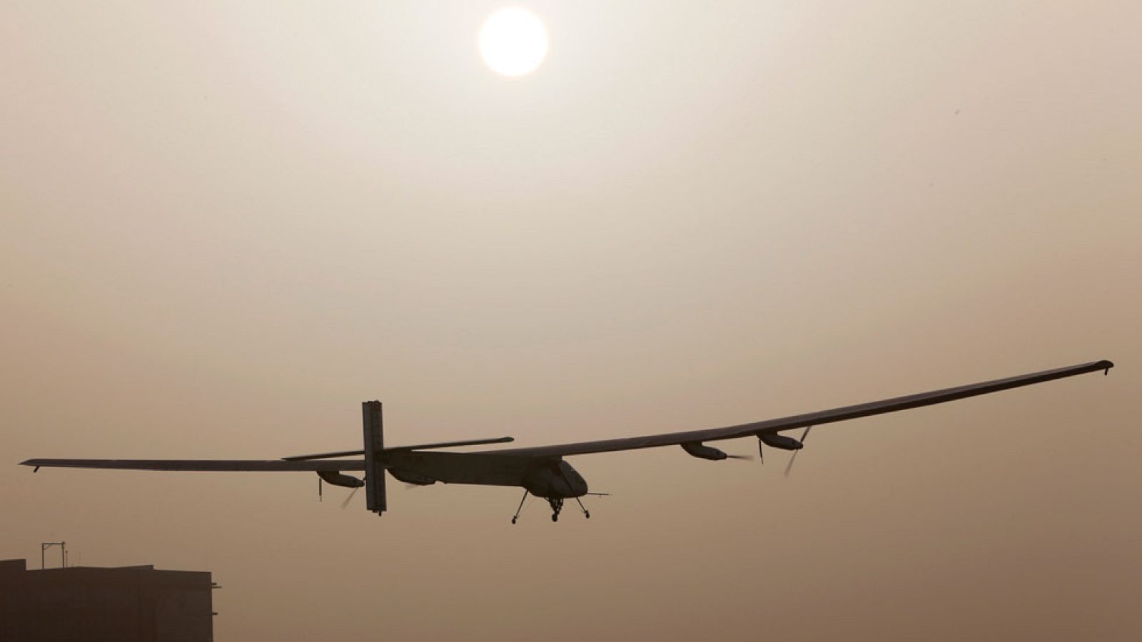 Despega el primer avión solar que dará la vuelta al mundo