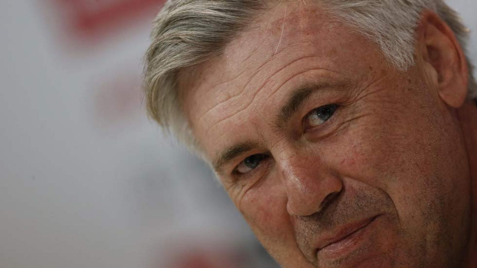 El entrenador del Real Madrid, Carlo Ancelotti, ha reconocido que el equipo tiene un problema "táctico" y cree que "todo el equipo debe mejorar", evitando señalar a Gareth Bale: "Si tenemos que cambiar al que esté mal, tengo que cambiar a todo el equ