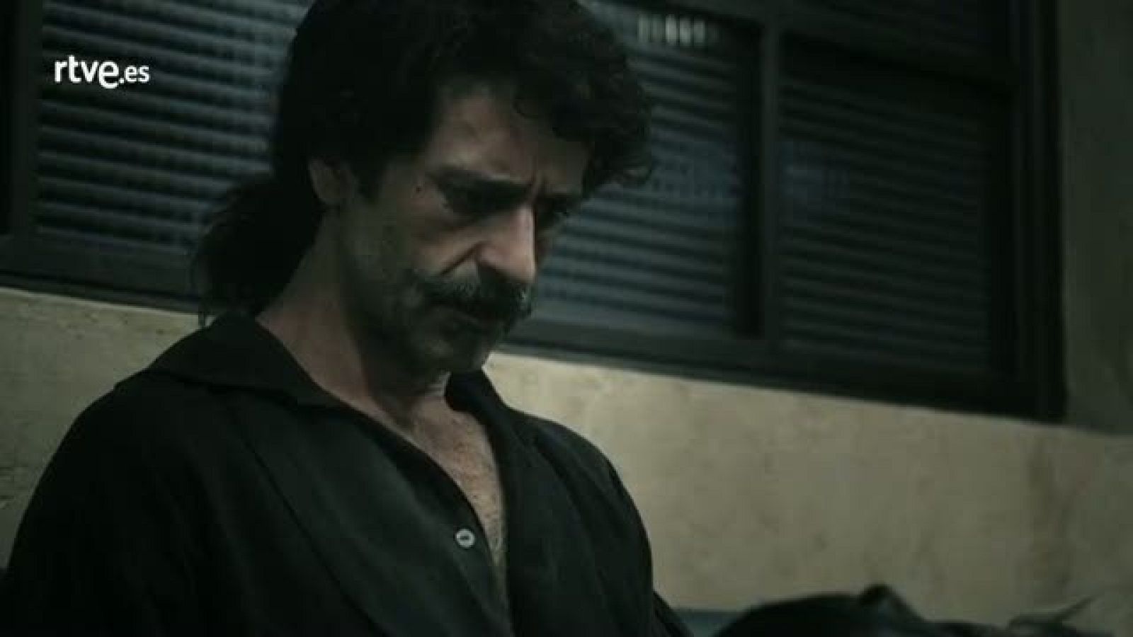 El Ministerio del Tiempo - Alonso Entrerríos viendo bellezas en una revista - El Ministerio del Tiempo | Ver